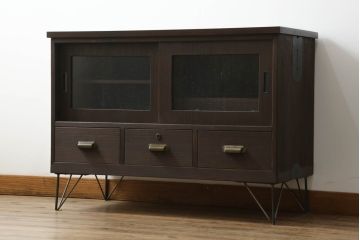 3段重ね桐箪笥をローボードとチェストにリメイク!ローボードは板戸をガラス戸に変更と鉄脚取り付け。チェストは天板と本体でバイカラー仕上げ。どちらも取っ手を付け替えモダンな雰囲気に。