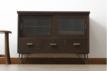 3段重ね桐箪笥をローボードとチェストにリメイク!ローボードは板戸をガラス戸に変更と鉄脚取り付け。チェストは天板と本体でバイカラー仕上げ。どちらも取っ手を付け替えモダンな雰囲気に。