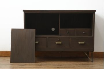 3段重ね桐箪笥をローボードとチェストにリメイク!ローボードは板戸をガラス戸に変更と鉄脚取り付け。チェストは天板と本体でバイカラー仕上げ。どちらも取っ手を付け替えモダンな雰囲気に。