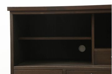 3段重ね桐箪笥をローボードとチェストにリメイク!ローボードは板戸をガラス戸に変更と鉄脚取り付け。チェストは天板と本体でバイカラー仕上げ。どちらも取っ手を付け替えモダンな雰囲気に。