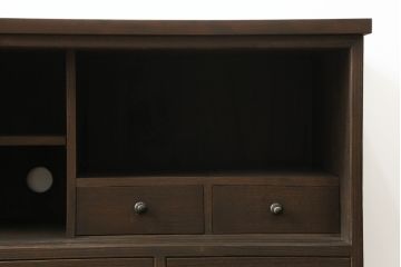 3段重ね桐箪笥をローボードとチェストにリメイク!ローボードは板戸をガラス戸に変更と鉄脚取り付け。チェストは天板と本体でバイカラー仕上げ。どちらも取っ手を付け替えモダンな雰囲気に。