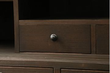 3段重ね桐箪笥をローボードとチェストにリメイク!ローボードは板戸をガラス戸に変更と鉄脚取り付け。チェストは天板と本体でバイカラー仕上げ。どちらも取っ手を付け替えモダンな雰囲気に。
