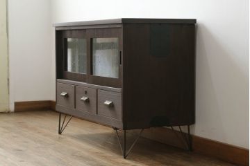 3段重ね桐箪笥をローボードとチェストにリメイク!ローボードは板戸をガラス戸に変更と鉄脚取り付け。チェストは天板と本体でバイカラー仕上げ。どちらも取っ手を付け替えモダンな雰囲気に。
