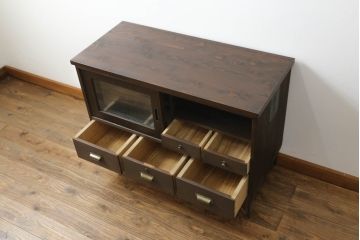 3段重ね桐箪笥をローボードとチェストにリメイク!ローボードは板戸をガラス戸に変更と鉄脚取り付け。チェストは天板と本体でバイカラー仕上げ。どちらも取っ手を付け替えモダンな雰囲気に。