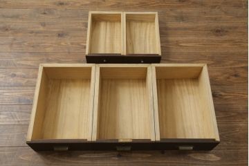 3段重ね桐箪笥をローボードとチェストにリメイク!ローボードは板戸をガラス戸に変更と鉄脚取り付け。チェストは天板と本体でバイカラー仕上げ。どちらも取っ手を付け替えモダンな雰囲気に。