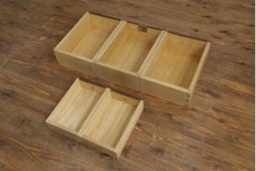 3段重ね桐箪笥をローボードとチェストにリメイク!ローボードは板戸をガラス戸に変更と鉄脚取り付け。チェストは天板と本体でバイカラー仕上げ。どちらも取っ手を付け替えモダンな雰囲気に。
