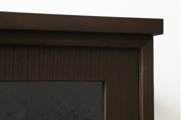 3段重ね桐箪笥をローボードとチェストにリメイク!ローボードは板戸をガラス戸に変更と鉄脚取り付け。チェストは天板と本体でバイカラー仕上げ。どちらも取っ手を付け替えモダンな雰囲気に。