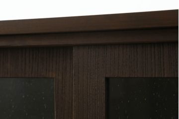 3段重ね桐箪笥をローボードとチェストにリメイク!ローボードは板戸をガラス戸に変更と鉄脚取り付け。チェストは天板と本体でバイカラー仕上げ。どちらも取っ手を付け替えモダンな雰囲気に。