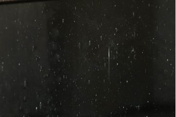 3段重ね桐箪笥をローボードとチェストにリメイク!ローボードは板戸をガラス戸に変更と鉄脚取り付け。チェストは天板と本体でバイカラー仕上げ。どちらも取っ手を付け替えモダンな雰囲気に。