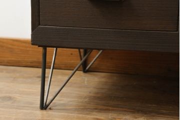 3段重ね桐箪笥をローボードとチェストにリメイク!ローボードは板戸をガラス戸に変更と鉄脚取り付け。チェストは天板と本体でバイカラー仕上げ。どちらも取っ手を付け替えモダンな雰囲気に。