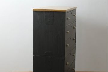 3段重ね桐箪笥をローボードとチェストにリメイク!ローボードは板戸をガラス戸に変更と鉄脚取り付け。チェストは天板と本体でバイカラー仕上げ。どちらも取っ手を付け替えモダンな雰囲気に。