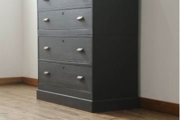 3段重ね桐箪笥をローボードとチェストにリメイク!ローボードは板戸をガラス戸に変更と鉄脚取り付け。チェストは天板と本体でバイカラー仕上げ。どちらも取っ手を付け替えモダンな雰囲気に。