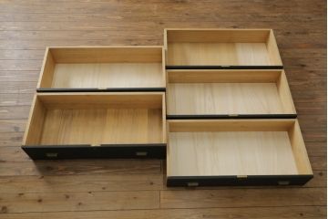 3段重ね桐箪笥をローボードとチェストにリメイク!ローボードは板戸をガラス戸に変更と鉄脚取り付け。チェストは天板と本体でバイカラー仕上げ。どちらも取っ手を付け替えモダンな雰囲気に。