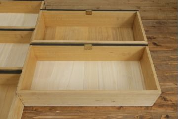 3段重ね桐箪笥をローボードとチェストにリメイク!ローボードは板戸をガラス戸に変更と鉄脚取り付け。チェストは天板と本体でバイカラー仕上げ。どちらも取っ手を付け替えモダンな雰囲気に。