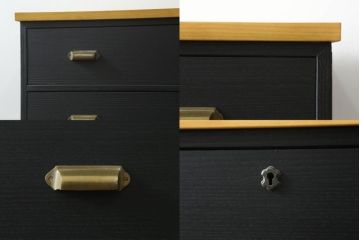 3段重ね桐箪笥をローボードとチェストにリメイク!ローボードは板戸をガラス戸に変更と鉄脚取り付け。チェストは天板と本体でバイカラー仕上げ。どちらも取っ手を付け替えモダンな雰囲気に。