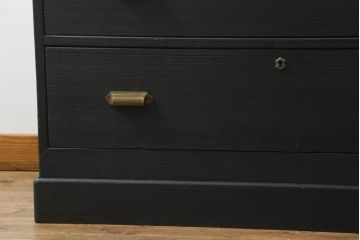 3段重ね桐箪笥をローボードとチェストにリメイク!ローボードは板戸をガラス戸に変更と鉄脚取り付け。チェストは天板と本体でバイカラー仕上げ。どちらも取っ手を付け替えモダンな雰囲気に。