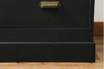 3段重ね桐箪笥をローボードとチェストにリメイク!ローボードは板戸をガラス戸に変更と鉄脚取り付け。チェストは天板と本体でバイカラー仕上げ。どちらも取っ手を付け替えモダンな雰囲気に。