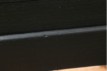 3段重ね桐箪笥をローボードとチェストにリメイク!ローボードは板戸をガラス戸に変更と鉄脚取り付け。チェストは天板と本体でバイカラー仕上げ。どちらも取っ手を付け替えモダンな雰囲気に。