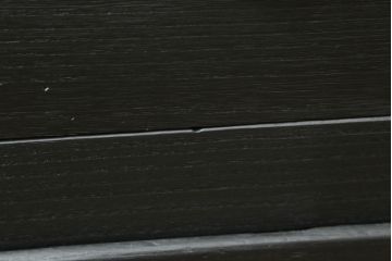 3段重ね桐箪笥をローボードとチェストにリメイク!ローボードは板戸をガラス戸に変更と鉄脚取り付け。チェストは天板と本体でバイカラー仕上げ。どちらも取っ手を付け替えモダンな雰囲気に。