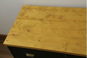 3段重ね桐箪笥をローボードとチェストにリメイク!ローボードは板戸をガラス戸に変更と鉄脚取り付け。チェストは天板と本体でバイカラー仕上げ。どちらも取っ手を付け替えモダンな雰囲気に。