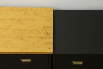 3段重ね桐箪笥をローボードとチェストにリメイク!ローボードは板戸をガラス戸に変更と鉄脚取り付け。チェストは天板と本体でバイカラー仕上げ。どちらも取っ手を付け替えモダンな雰囲気に。