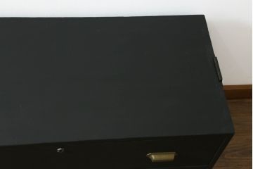 3段重ね桐箪笥をローボードとチェストにリメイク!ローボードは板戸をガラス戸に変更と鉄脚取り付け。チェストは天板と本体でバイカラー仕上げ。どちらも取っ手を付け替えモダンな雰囲気に。