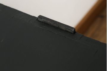 3段重ね桐箪笥をローボードとチェストにリメイク!ローボードは板戸をガラス戸に変更と鉄脚取り付け。チェストは天板と本体でバイカラー仕上げ。どちらも取っ手を付け替えモダンな雰囲気に。
