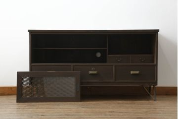 桐箪笥をローボードとチェストにリメイク!上段は引き戸に組子デザインのレーザー加工を。取っ手も交換し、天板と脚を取り付けローボードに。中下段は引き出しにレーザー組子を取り入れ、元の形を活かしつつチェストに。2台ともチェス系に着色して仕上げ。