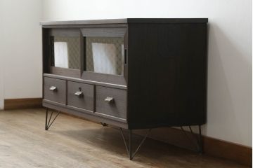 桐箪笥をローボードとチェストにリメイク!上段は引き戸に組子デザインのレーザー加工を。取っ手も交換し、天板と脚を取り付けローボードに。中下段は引き出しにレーザー組子を取り入れ、元の形を活かしつつチェストに。2台ともチェス系に着色して仕上げ。