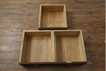 桐箪笥をローボードとチェストにリメイク!上段は引き戸に組子デザインのレーザー加工を。取っ手も交換し、天板と脚を取り付けローボードに。中下段は引き出しにレーザー組子を取り入れ、元の形を活かしつつチェストに。2台ともチェス系に着色して仕上げ。