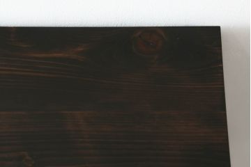 桐箪笥をローボードとチェストにリメイク!上段は引き戸に組子デザインのレーザー加工を。取っ手も交換し、天板と脚を取り付けローボードに。中下段は引き出しにレーザー組子を取り入れ、元の形を活かしつつチェストに。2台ともチェス系に着色して仕上げ。