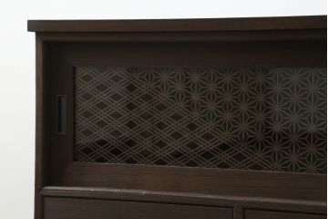 桐箪笥をローボードとチェストにリメイク!上段は引き戸に組子デザインのレーザー加工を。取っ手も交換し、天板と脚を取り付けローボードに。中下段は引き出しにレーザー組子を取り入れ、元の形を活かしつつチェストに。2台ともチェス系に着色して仕上げ。