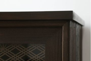 桐箪笥をローボードとチェストにリメイク!上段は引き戸に組子デザインのレーザー加工を。取っ手も交換し、天板と脚を取り付けローボードに。中下段は引き出しにレーザー組子を取り入れ、元の形を活かしつつチェストに。2台ともチェス系に着色して仕上げ。