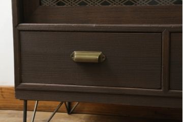 桐箪笥をローボードとチェストにリメイク!上段は引き戸に組子デザインのレーザー加工を。取っ手も交換し、天板と脚を取り付けローボードに。中下段は引き出しにレーザー組子を取り入れ、元の形を活かしつつチェストに。2台ともチェス系に着色して仕上げ。
