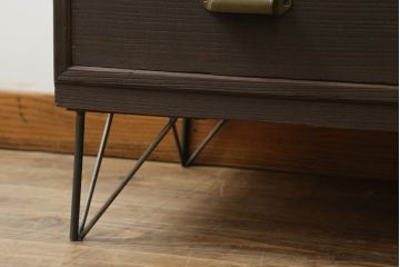 桐箪笥をローボードとチェストにリメイク!上段は引き戸に組子デザインのレーザー加工を。取っ手も交換し、天板と脚を取り付けローボードに。中下段は引き出しにレーザー組子を取り入れ、元の形を活かしつつチェストに。2台ともチェス系に着色して仕上げ。