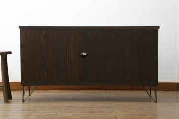 桐箪笥をローボードとチェストにリメイク!上段は引き戸に組子デザインのレーザー加工を。取っ手も交換し、天板と脚を取り付けローボードに。中下段は引き出しにレーザー組子を取り入れ、元の形を活かしつつチェストに。2台ともチェス系に着色して仕上げ。