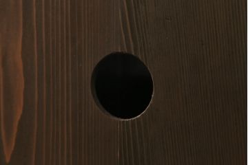 桐箪笥をローボードとチェストにリメイク!上段は引き戸に組子デザインのレーザー加工を。取っ手も交換し、天板と脚を取り付けローボードに。中下段は引き出しにレーザー組子を取り入れ、元の形を活かしつつチェストに。2台ともチェス系に着色して仕上げ。