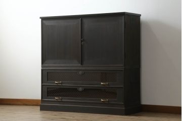 桐箪笥をローボードとチェストにリメイク!上段は引き戸に組子デザインのレーザー加工を。取っ手も交換し、天板と脚を取り付けローボードに。中下段は引き出しにレーザー組子を取り入れ、元の形を活かしつつチェストに。2台ともチェス系に着色して仕上げ。