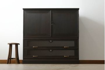 桐箪笥をローボードとチェストにリメイク!上段は引き戸に組子デザインのレーザー加工を。取っ手も交換し、天板と脚を取り付けローボードに。中下段は引き出しにレーザー組子を取り入れ、元の形を活かしつつチェストに。2台ともチェス系に着色して仕上げ。