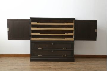 桐箪笥をローボードとチェストにリメイク!上段は引き戸に組子デザインのレーザー加工を。取っ手も交換し、天板と脚を取り付けローボードに。中下段は引き出しにレーザー組子を取り入れ、元の形を活かしつつチェストに。2台ともチェス系に着色して仕上げ。