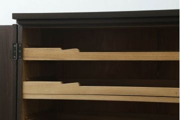 桐箪笥をローボードとチェストにリメイク!上段は引き戸に組子デザインのレーザー加工を。取っ手も交換し、天板と脚を取り付けローボードに。中下段は引き出しにレーザー組子を取り入れ、元の形を活かしつつチェストに。2台ともチェス系に着色して仕上げ。