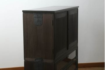 桐箪笥をローボードとチェストにリメイク!上段は引き戸に組子デザインのレーザー加工を。取っ手も交換し、天板と脚を取り付けローボードに。中下段は引き出しにレーザー組子を取り入れ、元の形を活かしつつチェストに。2台ともチェス系に着色して仕上げ。