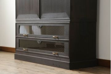 桐箪笥をローボードとチェストにリメイク!上段は引き戸に組子デザインのレーザー加工を。取っ手も交換し、天板と脚を取り付けローボードに。中下段は引き出しにレーザー組子を取り入れ、元の形を活かしつつチェストに。2台ともチェス系に着色して仕上げ。