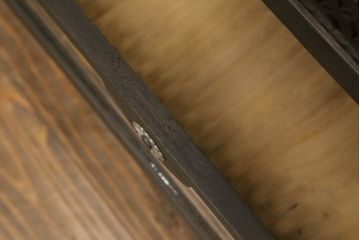 桐箪笥をローボードとチェストにリメイク!上段は引き戸に組子デザインのレーザー加工を。取っ手も交換し、天板と脚を取り付けローボードに。中下段は引き出しにレーザー組子を取り入れ、元の形を活かしつつチェストに。2台ともチェス系に着色して仕上げ。