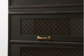 桐箪笥をローボードとチェストにリメイク!上段は引き戸に組子デザインのレーザー加工を。取っ手も交換し、天板と脚を取り付けローボードに。中下段は引き出しにレーザー組子を取り入れ、元の形を活かしつつチェストに。2台ともチェス系に着色して仕上げ。