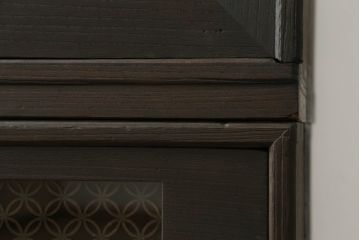 桐箪笥をローボードとチェストにリメイク!上段は引き戸に組子デザインのレーザー加工を。取っ手も交換し、天板と脚を取り付けローボードに。中下段は引き出しにレーザー組子を取り入れ、元の形を活かしつつチェストに。2台ともチェス系に着色して仕上げ。