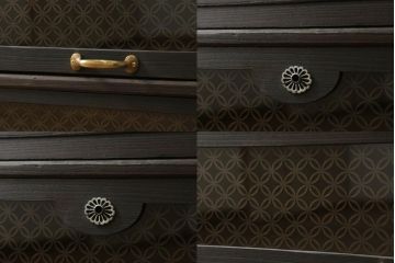 桐箪笥をローボードとチェストにリメイク!上段は引き戸に組子デザインのレーザー加工を。取っ手も交換し、天板と脚を取り付けローボードに。中下段は引き出しにレーザー組子を取り入れ、元の形を活かしつつチェストに。2台ともチェス系に着色して仕上げ。