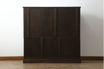 桐箪笥をローボードとチェストにリメイク!上段は引き戸に組子デザインのレーザー加工を。取っ手も交換し、天板と脚を取り付けローボードに。中下段は引き出しにレーザー組子を取り入れ、元の形を活かしつつチェストに。2台ともチェス系に着色して仕上げ。