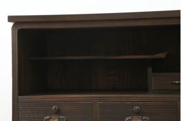 三段重ね桐箪笥をサイドボードとローチェストにリメイク!上段は天板と脚を取り付けサイドボードに。中段は元の形をそのまま活かし、下段は台輪をカット。ローチェスト2台に。3台とも全体をステイン塗料で着色して仕上げ。