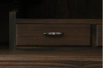 三段重ね桐箪笥をサイドボードとローチェストにリメイク!上段は天板と脚を取り付けサイドボードに。中段は元の形をそのまま活かし、下段は台輪をカット。ローチェスト2台に。3台とも全体をステイン塗料で着色して仕上げ。